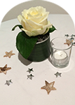 Tischdekoration goldene und silberne Sterne und eine Rose