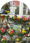 Blumensträuße zum Verkauf an der Tankstelle